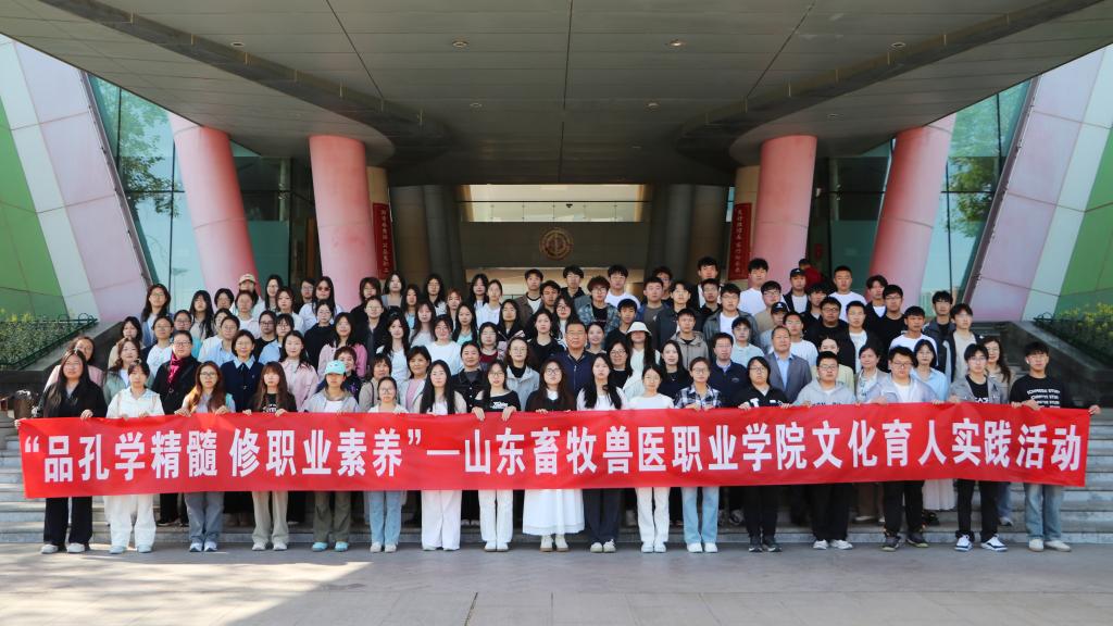 我校师生参加“潍有书香”经典诵读会